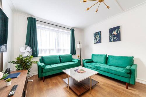 Westbourne Green Apartment | Lux 3-Bed Apartment with Patio in Central London