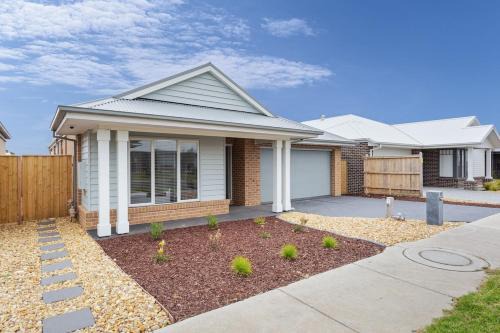 Cowes House | Lux 4BR 2BA Modern Fam Home