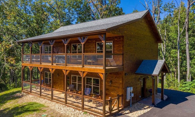 Gatlinburg - Pigeon Forge Cabin | Lux Cabin | Mtn Views, Flat Parking, Dog Friendly!
