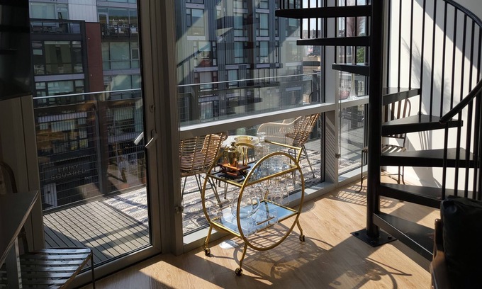 Shaw Apartment | Lux City Loft-Historic U St Corridor- Street Art- World Class Dining
