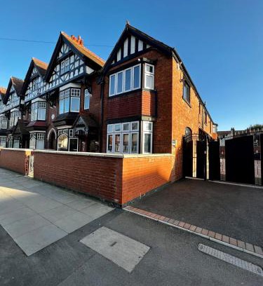 Nuneaton Apartment | Lux & Cosy Vibe in Nuneaton, Gated Parking