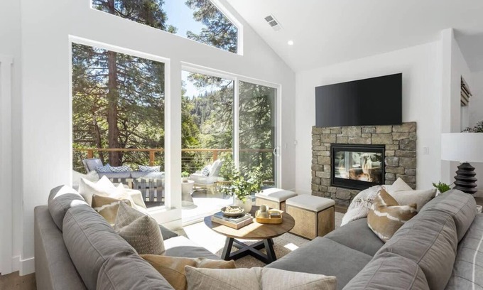 Arrowhead Villas House | Lux Home 2 Huge Decks, AC, EV Chgr, Lake Rights