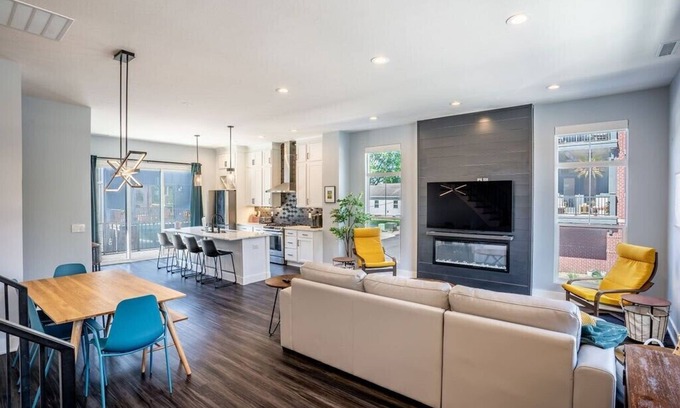 Westfield House | Lux Home 5 mins to Grand Park w Private Garage