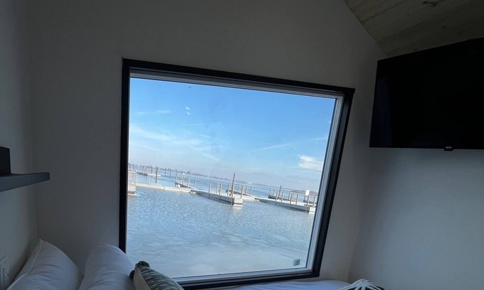Sandusky Boat Rental | Lux Houseboat #1 at SoLSTAY
