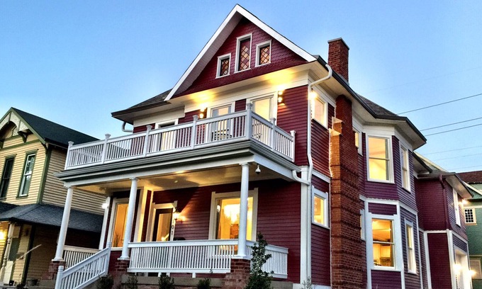 Herron Morton House | ✨Lux Indy Villa Sleeps 25 Walkable High-End Sanitized Downtown Oasis ✨