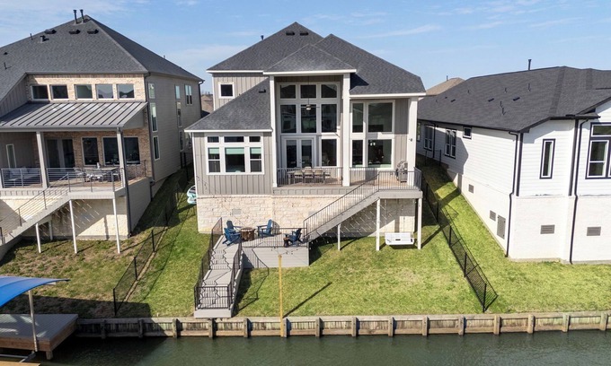 French Quarter House | Lux Lakefront with Game-room, Community Pool, Paddleboards, and more!