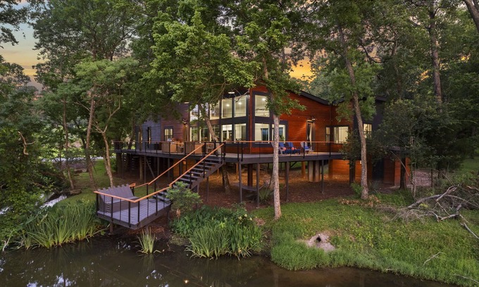 Montgomery House | LUX Modern "Treehouse" on Private Lake - Gameroom, Kayaks, Bunkhouse, more!