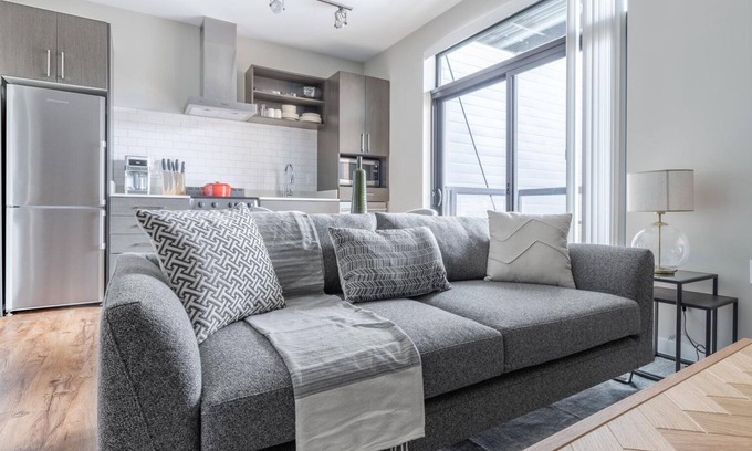 Mount Vernon Triangle Apartment | Lux Mount Vernon 1BR w/Gym, Rooftop, W/D, walk to Metro, by Blueground