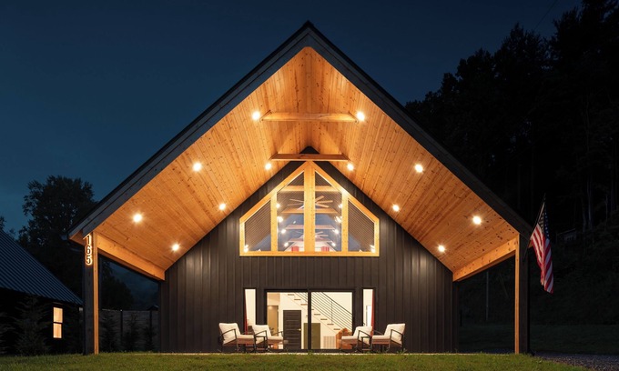 Waynesville House | LUX Mountain Barndominium Getaway/BRAND NEW/Sleeps 6/4 mi to Main St