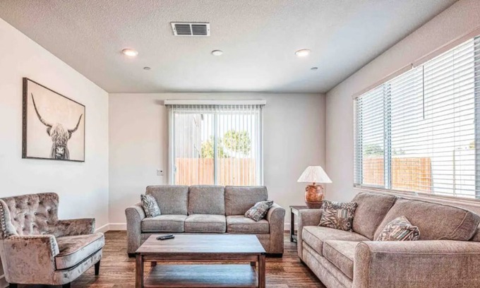 Merced House | Lux Newly Built-5 Bedroom Home 5 Mins To UC