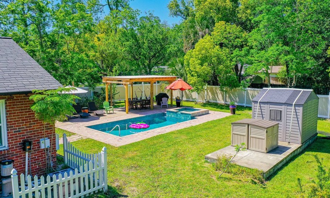 Southbank House | Lux Oasis: Heated Pool, Spa/Hot Tub, and Grill Retreat