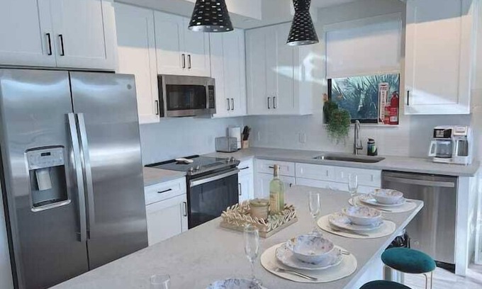 West Palm Beach Apartment | Lux place green Cozy 3 Beds 2rooms