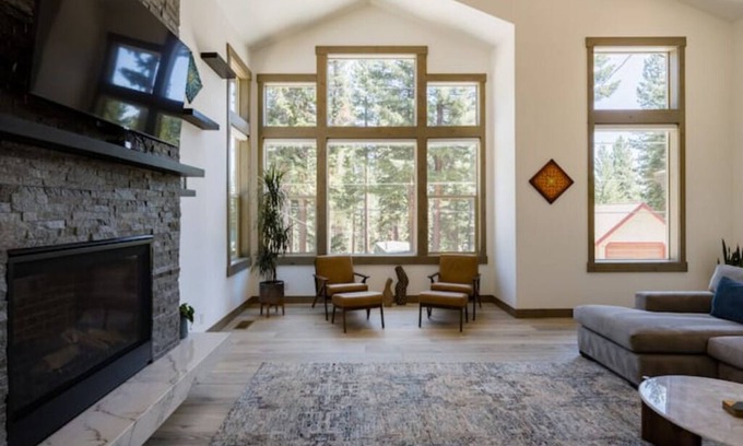 Carnelian Bay Ski Chalet | Lux Retreat 4BD/3.5B North Lake Tahoe w/Hot Tub