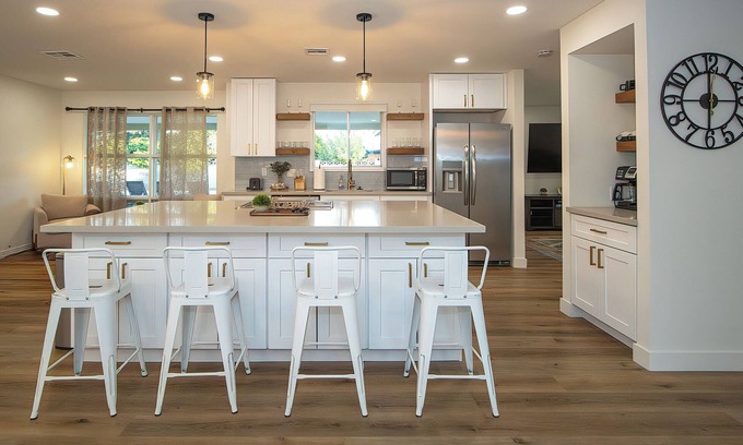 Scottsdale Highlands House | Lux Scottsdale-Home w/7 Beds, Pool, Arcade Games!