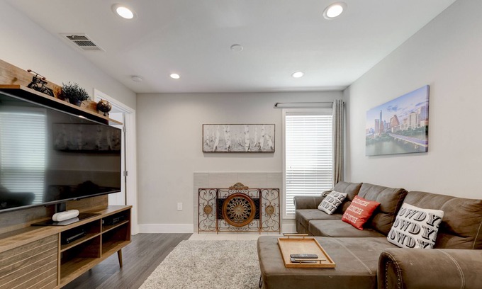 St. Johns House | Lux Spacious 2 bed + 2 bath + 2 living room townhome