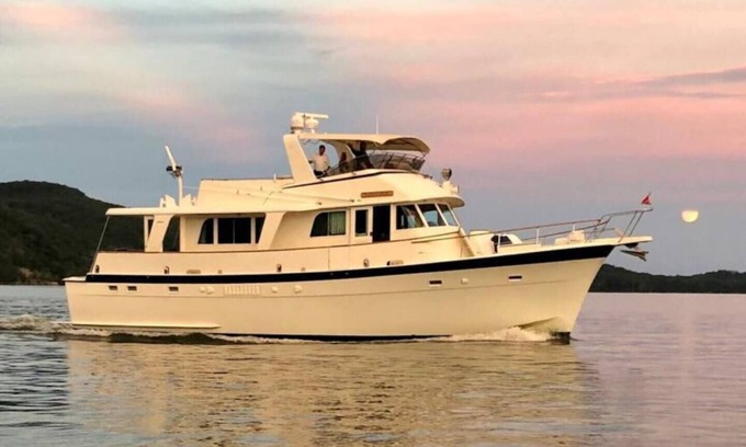 Downtown Chattanooga Boat Rental | Lux Yacht Riverfront Downtown Chattanooga