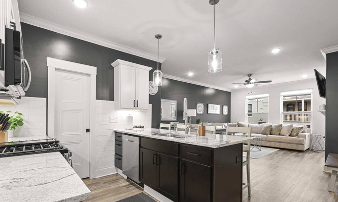 Weinland Park House | Luxe 11 Bd Home w/rooftop HotTub