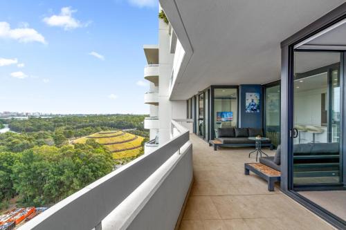 Lidcombe Apartment | Luxe 2-Bed: Modern Interiors Balcony & BBQ Area
