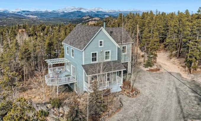 Black Hawk House | Luxe 4 BR Mountain Home- STUNNING VIEWS and easy access to iconic ski/hike/fish