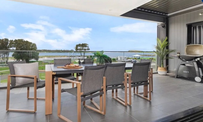 Lake Illawarra House | Luxe by the Lake – Stay 5, Pay 4!