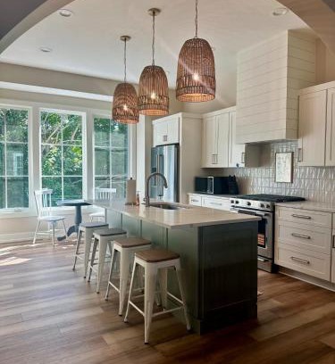 Union Pier House | Luxe by the Lake - Pool Access