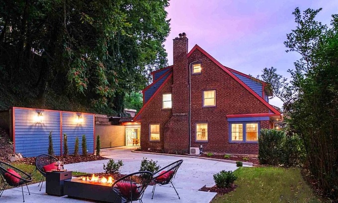 Pittsburgh Apartment | Luxe Campus Retreat – Sauna, Theater, Park & Walk