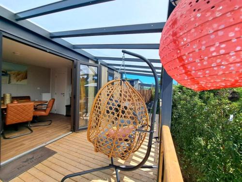 Heinkenszand Ski Chalet | Luxe Chalet met Veranda Tuin en Hottub, Zeeland VP007