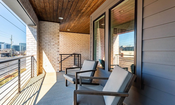 Edgehill Cottage | Luxe-cowboy Country-rooftop Patio-downtown Living