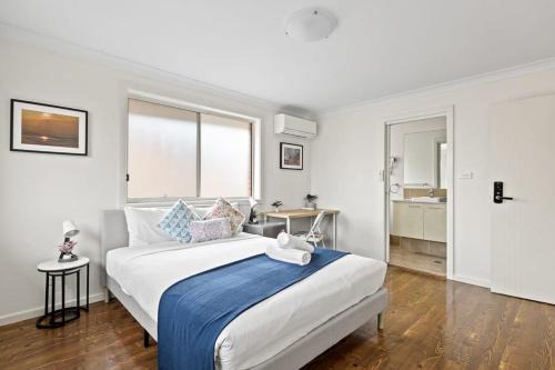 Panania House | Luxe Ensuite Queen Room in Panania - Nearby Station