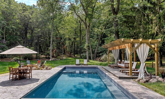 Stevensville House | Luxe Family Retreat Heated Pool, Hot Tub, Near Beach Perfect Year Round Space