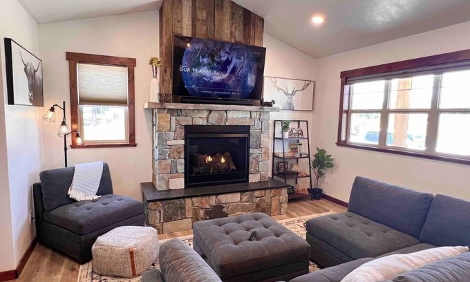 Kalispell House | Luxe: Glacier Haus adventure base, hot tub!