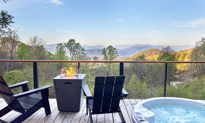 Canton Cabin | Luxe Glass Cabin + Hot Tub+ Mountain View +Hiking