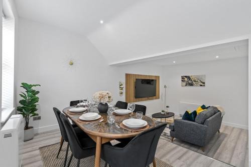 Swindon Apartment | Luxe Haven - 2 min from Station - Free Parking - Courtyard