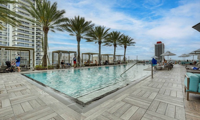 Hollywood South Central Beach Apartment | Luxe Hollywood Condo: Resort Perks + Beach Access!