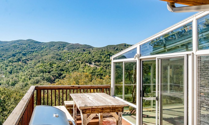 Atascadero House | Luxe home w/amazing views, jetted tub, steam shower, central AC & garage