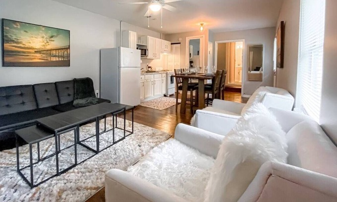 Hattiesburg Apartment | LUXE King Suite Cottage