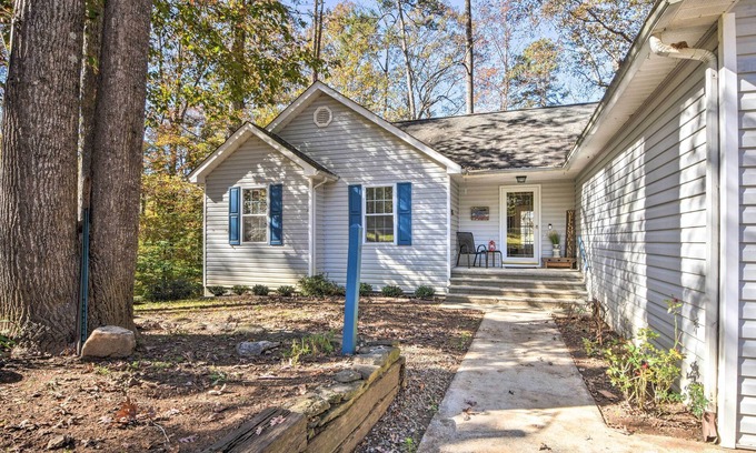 Gumlog House | Luxe Lake Hartwell Waterfront Getaway w/Fire Pit!