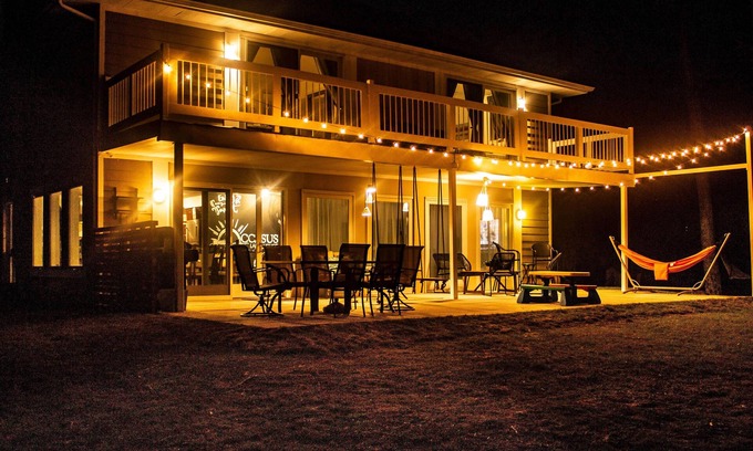 White Lake House | Luxe Lakefront Family Cottage: Private Beach, Dock