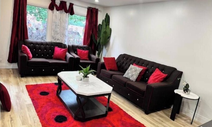 Rosemount House | Luxe Living | Prime Location