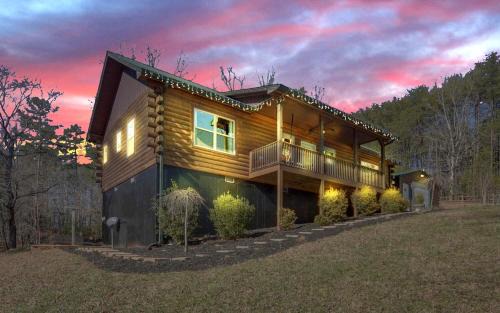 Dahlonega Villa | Luxe Lodge Escape - Hot Tub-Outdoor Movies-Game Room-Fire Pit