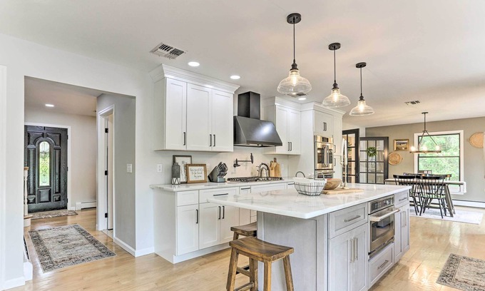 Montgomery House | Luxe Montgomery Home w/ Hot Tub Near Angry Orchard