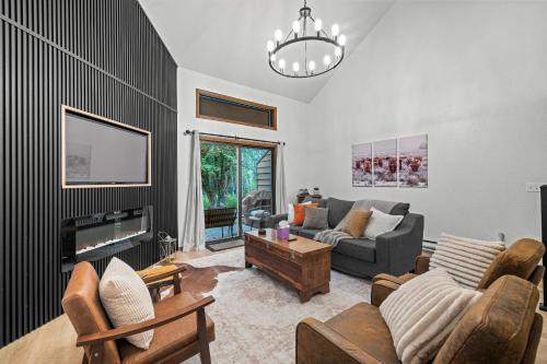 McCall House | Luxe Mountain- beautiful remodeled condo, pet friendly with community pool