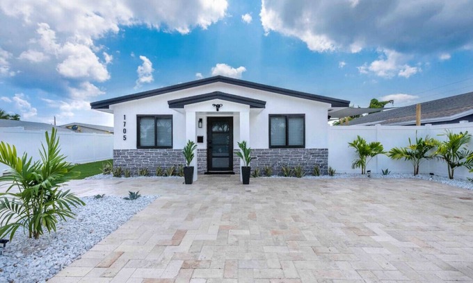 La Hacienda Apartment | Luxe Poolside Villas I
