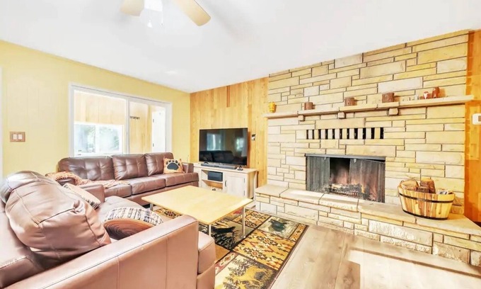 Croft House | Luxe Private Mountainside Getaway in Pioneer!
