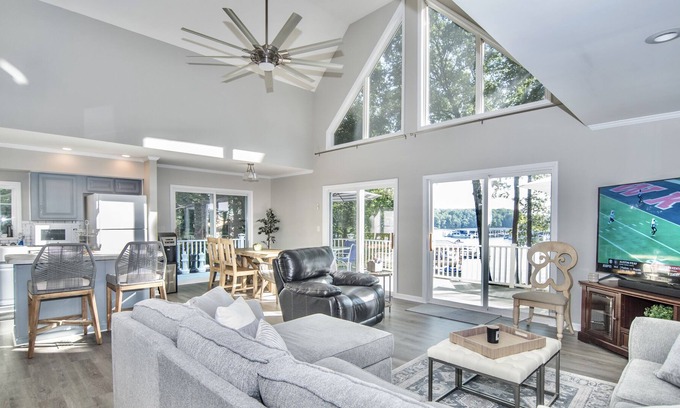 Terrell House | Luxe Private Waterfront Getaway on Lake Norman!