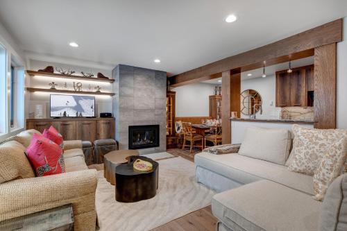 Warm Springs House | Luxe Prospector Condo Steps to Lift with Hot Tub