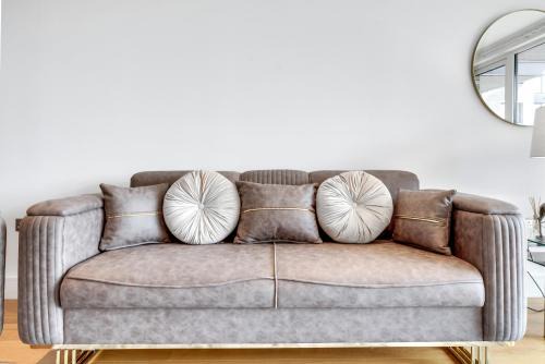 Evelyn Apartment | Luxe Riverside 3 Bed, 2 Bath En-Suite, Balcony views with Great Transport Links in London - Perfect for long stays