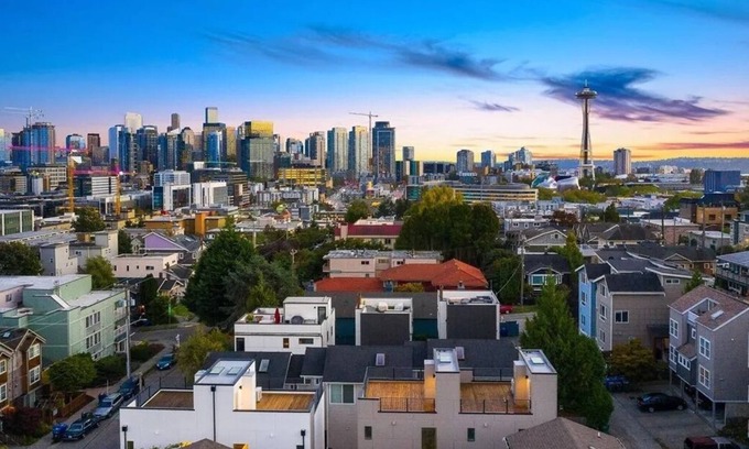East Queen Anne House | LUXE Seattle Getaway Space Needle View, Rooftop