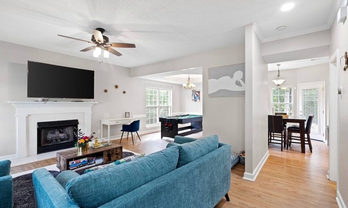 Prosperity Church Road House | Luxe Sleek 4BR Paradise Near Uptown w/Games & Grill