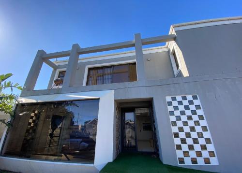 Parow North House | Luxe Stay in Parow North